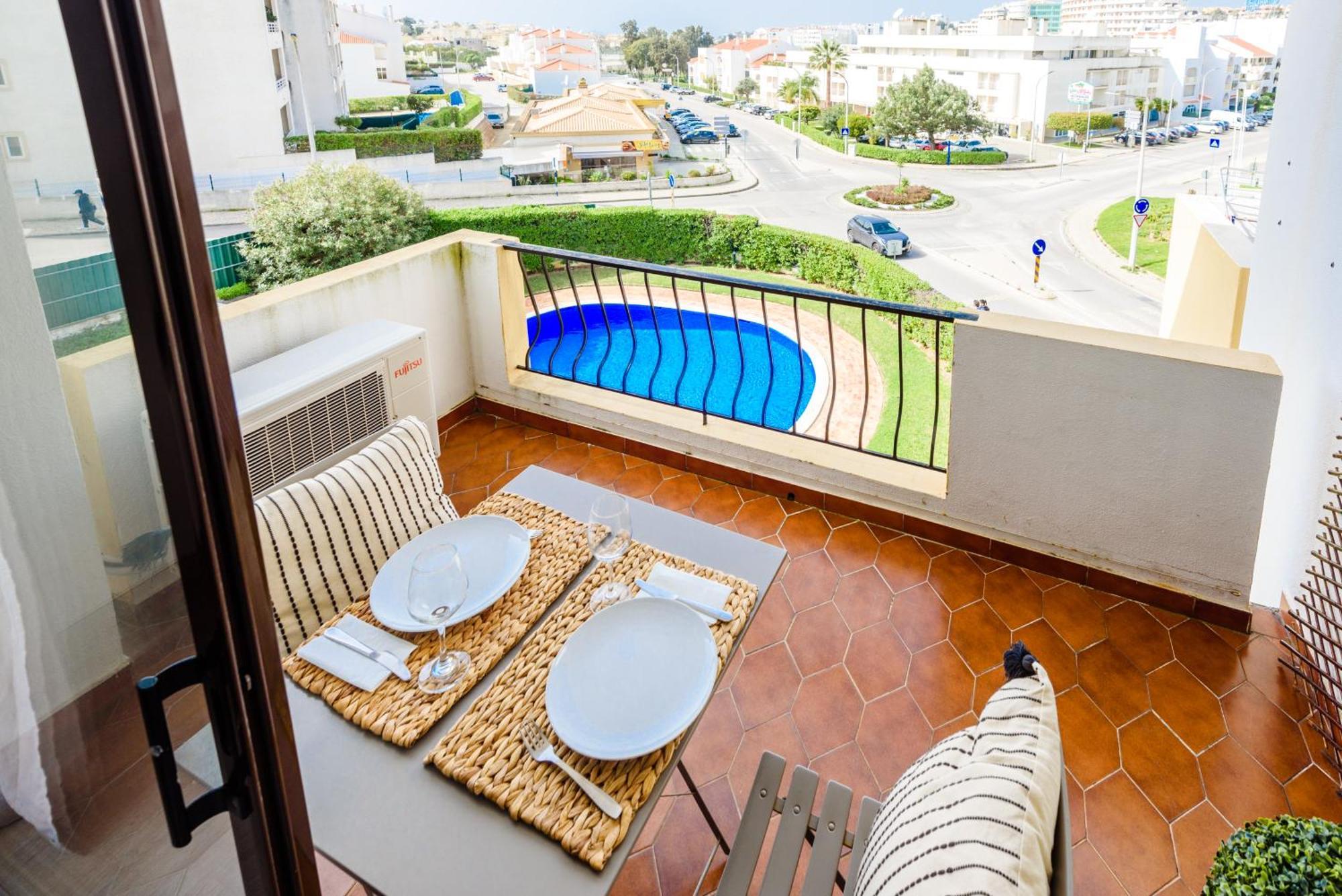 Feel At & Welcome To Apartamento